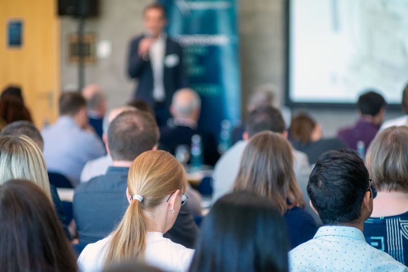 Der erste große Baustein von V.I.S.I.O.N. ist der „Infomarkt der Möglichkeiten: Forschung trifft Industrie“: Am Donnerstag, 18. Juni, kommen Forschende, Ideenentwickler und kreative Köpfe in der Stadthalle Tuttlingen mit Verantwortlichen aus Industrie und Wirtschaft zusammen.
