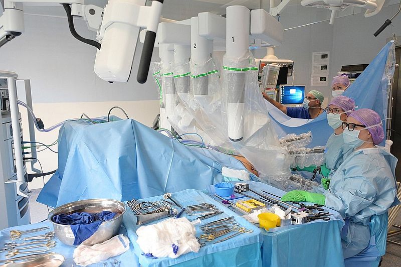 Das Da-Vinci-Operationssystem kombiniert die Vorteile der minimalinvasiven Chirurgie mit robotergestützter Präzision und dreiachsiger Beweglichkeit der chirurgischen Instrumente.