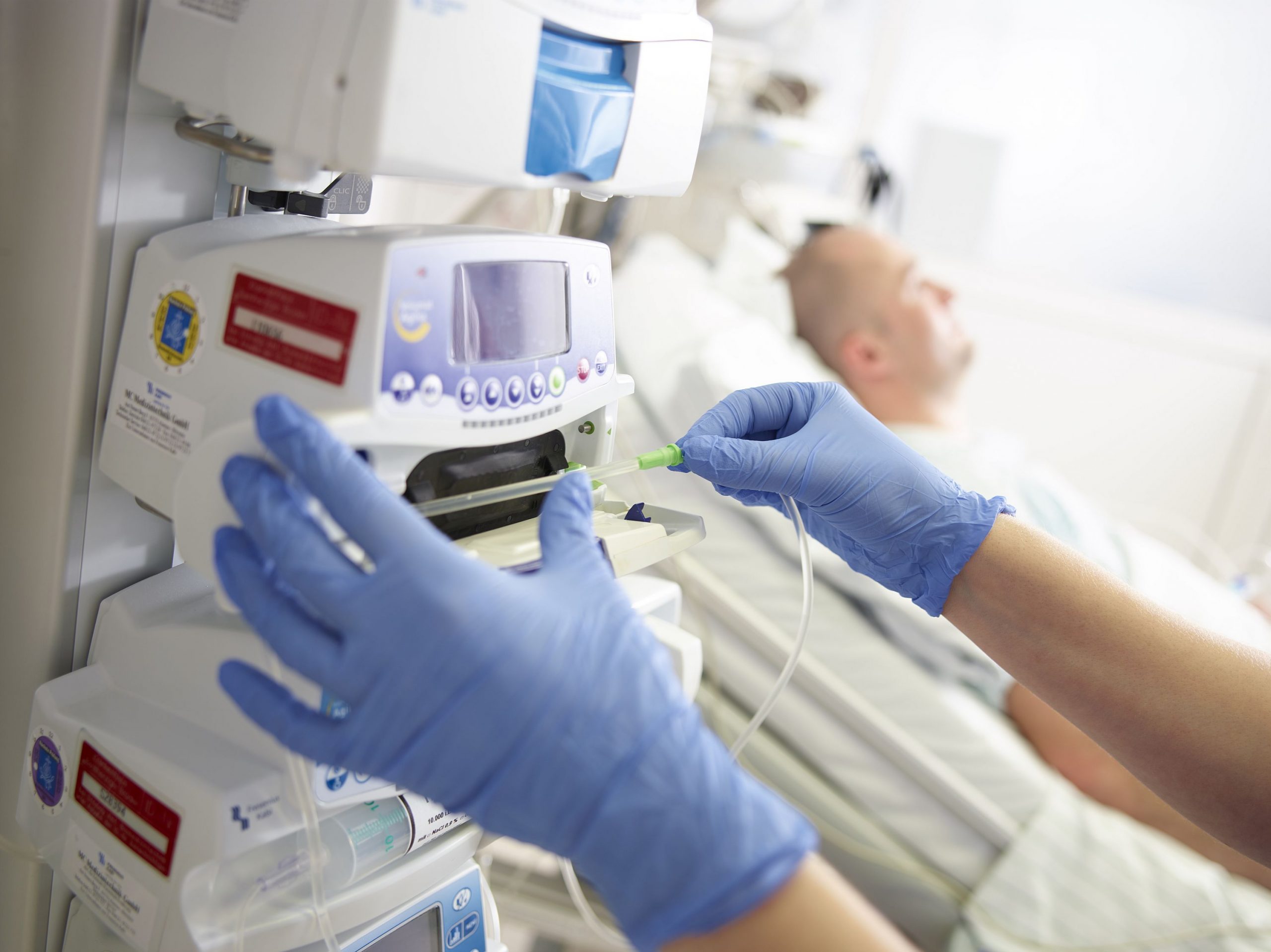 Intensivstation, Krankenhaus, Klinik, Medizintechnik, Medtech, Medizinprodukte, Beatmung, Spritzenpumpe, Schwester, Pfleger, Patient, Intensivpatienten, Infusion, Medizin