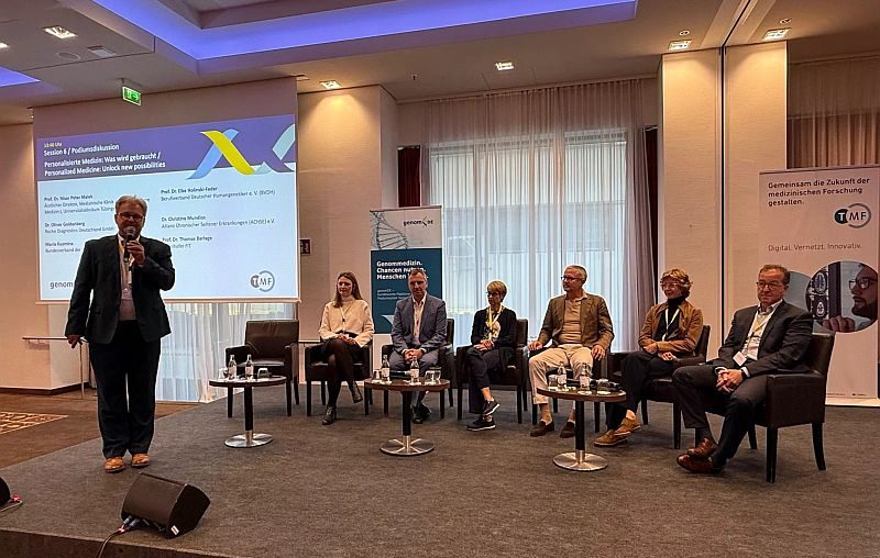 Das Abschlusspodium beim vierten Genom-Symposium in Berlin diskutierte die Zukunft der personalisierten Medizin (Quelle: Mirjam Bauer)