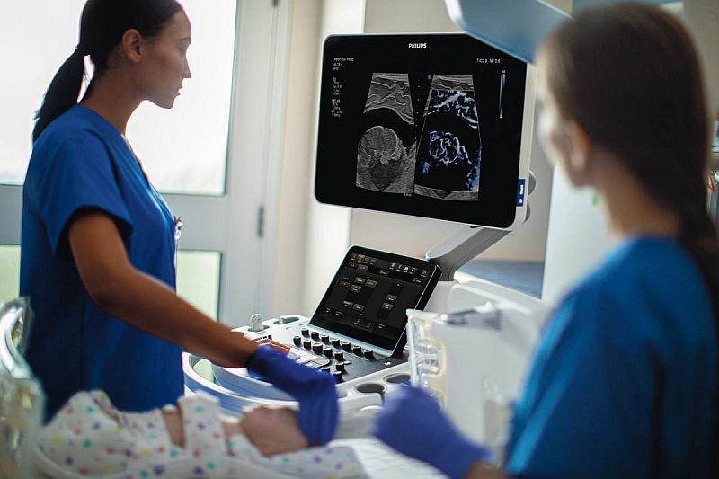 Ärztinnen und Ärzte führen beim Verdacht auf einen Knochenbruch eine Bildgebung per Ultraschall aus.