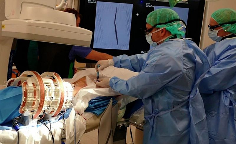 Viktor Hartung und Dr. Anne Marie Augustin aus der Würzburger Radiologie injizieren eine Mischung aus MPI-Tracer und Röntgenkontrastmittel um gleichzeitig Bilder mit dem MPI-Scanner und der Röntgen-Angiographie aufzunehmen. Quelle: Hartung et al. Communication Medicine 2025