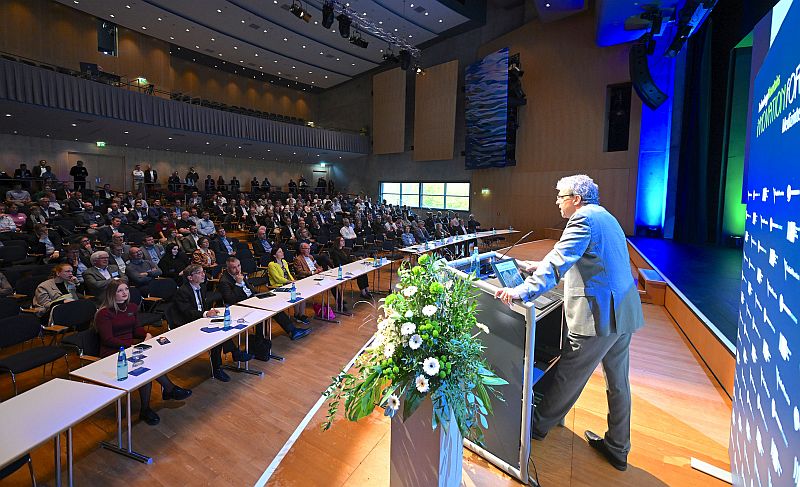 Intelligenz, Mensch, Maschine, Uwe Spetzger, Keynote, Handarbeit, Neurochirurg, KI