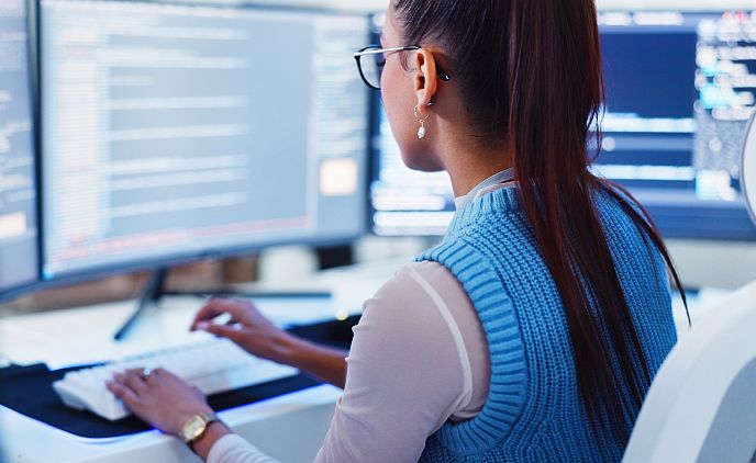 Programmieren, Frau und Tippen auf dem Computer für Software-Entwicklung, Cloud Computing Server oder System-Update. Professionelle, App-Codierung und Cyber-Sicherheit mit IT-Datenbank für die Datenanalyse und Prüfung