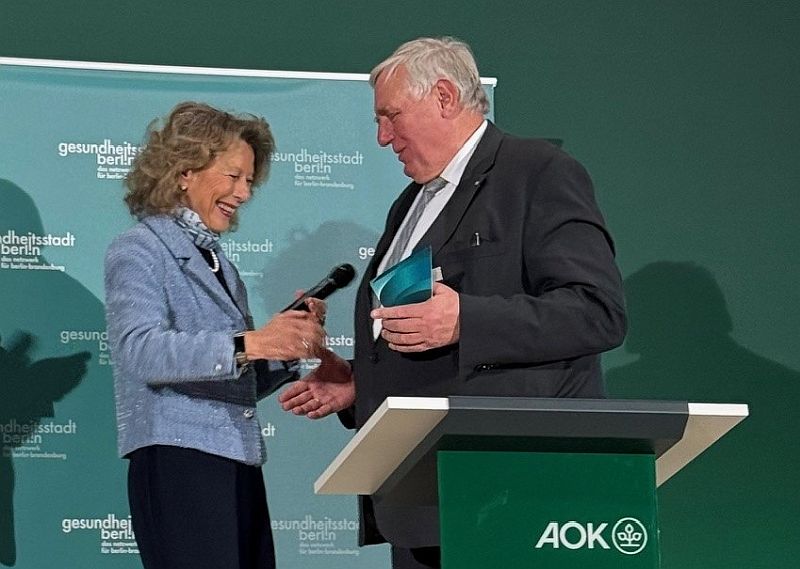 Verleihung des Awards an K.-J. Laumann durch E. Beuth-Heyer, Leitung Kommunikation und Marketing, Gesundheitsstadt Berlin.