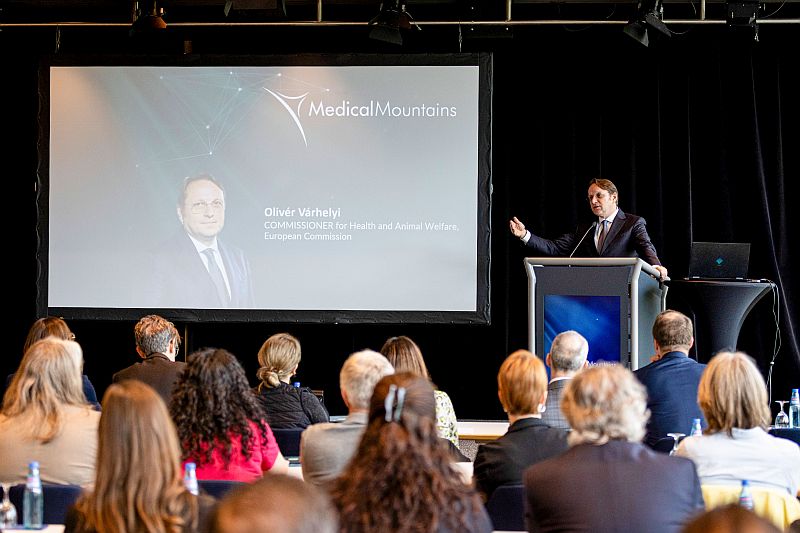 Olivér Várhelyi, EU-Kommissar für Gesundheit und Tierschutz, war vergangenes Jahr bereits in Tuttlingen zu Gast, nun kommt er zur regularia-Premiere. MedicalMountains-Geschäftsführerin Julia Steckeler sieht darin „ein klares europäisches Signal für die Bedeutung der Medizintechnik“.