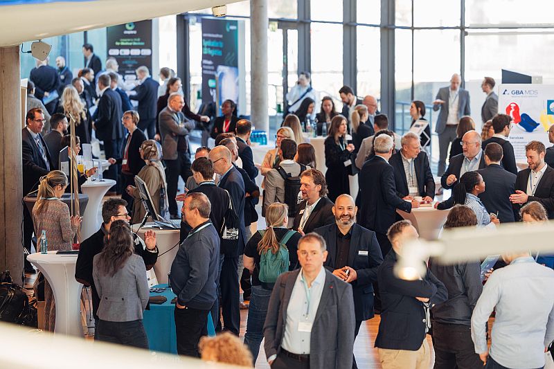 Die Premiere des Forums regularia war geprägt von Gesprächen: Rund 320 Teilnehmer tauschten sich darüber aus, wie die regulatorischen Herausforderungen der Medizintechnik-Branche am besten und effizientesten angegangen und bewältigt werden können.