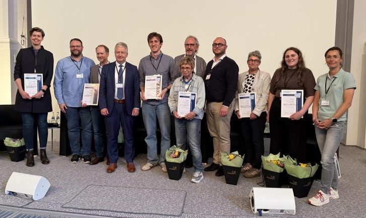Alle Teilnehmer des Science Slams erhielten Urkunden und Blumen für ihre Lösungen