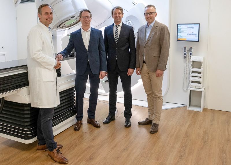 Von links nach rechts: Prof. Dr. med. Hendrik Wolff (Radiologie München), Rainer Birkenbach (Brainlab), Prof. Dr. med. Wolfgang Wagner (München Klinik), Elvis Hasancic (Elekta)